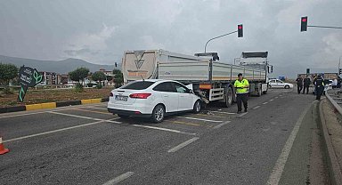 Gaziantep'te ışıkta bekleyen tıra çarpan otomobilin sürücüsü yaralandı