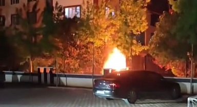 Gaziantep'te park halindeki otomobil alev topuna döndü