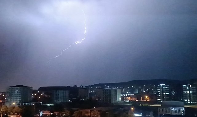 Gaziantep'te sağanak ve dolu etkili oldu, şimşekler geceyi aydınlattı
