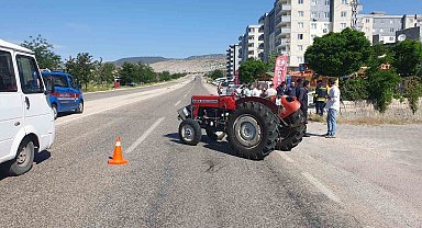 Gaziantep'te traktör ile çarpışan araç kanala uçtu: 4 yaralı