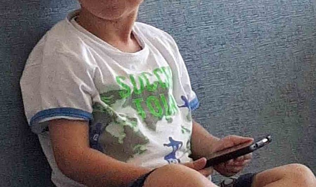 Gaziosmanpaşa'da feci kaza kamerada: 5 yaşındaki çocuk, abisinin indiği öğrenci servisinin altında kaldı