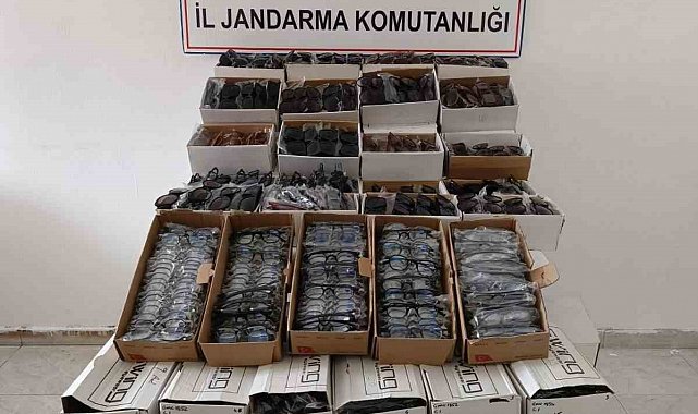 Gazipaşa'da araçta 3 bin kaçak gözlük ele geçirildi