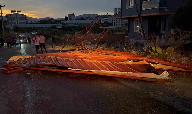Gazipaşa'da hortum seraları vurdu, çatıları uçurdu