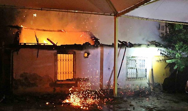 Gecekondu alev alev yandı, sokağa dökülen mahalleli kediler için gözyaşı döktü