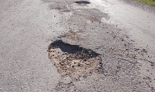 Gediz Dereköy yolu sürücülere çile oldu