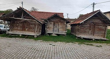 Gediz'de çivisiz ahşap ambarlar zamana direniyor