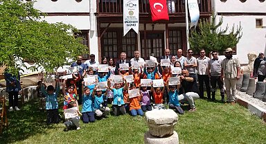 Geleceğin arkeologları olan minikler, Yozgat Müzesi'nde örnek kazı yaptı