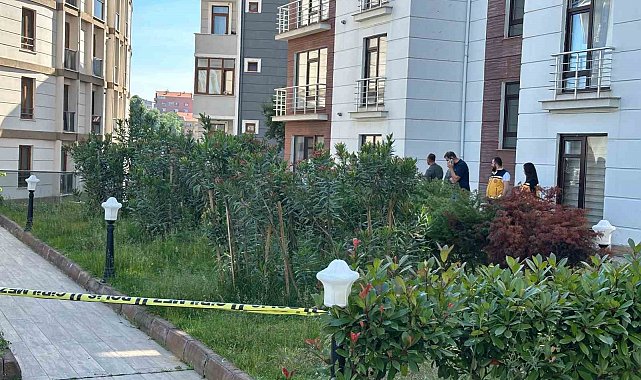 Genç kadın apartman önünde ölü bulundu