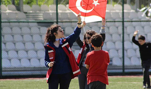 Gençler, çocuklar ve özel bireyler uçurtma şenliğinde buluştu