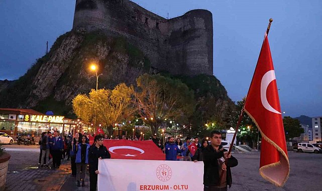 Gençler meşalelerle yürüdü