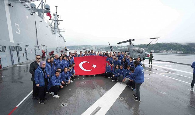 Gençler, TCG Anadolu ile Samsun'a doğru tarihi yolculuk yapıyor