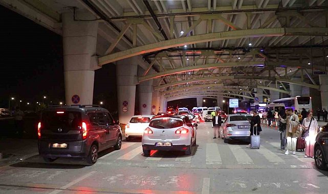 Gençlerbirliği taraftarı Süper Lig'e çıkan takımını havaalanında karşıladı