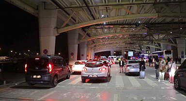 Gençlerbirliği taraftarı Süper Lig'e çıkan takımını havaalanında karşıladı