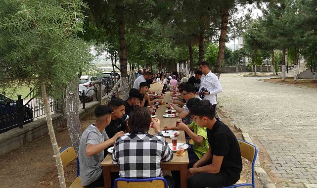 Gercüş Kaymakamı öğrencilerle kahvaltıda bir araya geldi