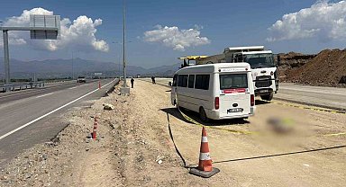 Geri manevra yapan minibüsün altında kalarak can verdi