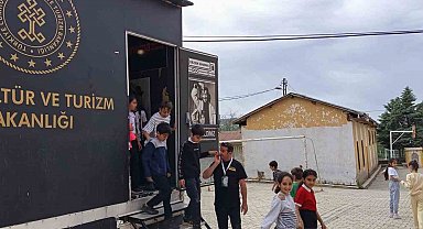 Gezen Sinema Tırı Baskil'de çocuklarla buluştu