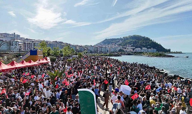 Giresun'da SOLOTÜRK gösterisi ilgiyle izlendi