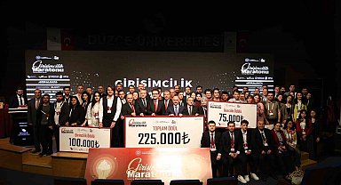 Girişimcilik Maratonu 2025'te başarılı girişimcilere ödülleri takdim edildi