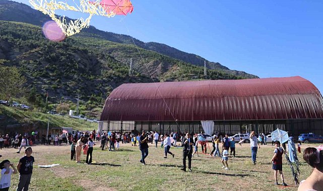 Gökyüzü uçurtmalarla şenlendi