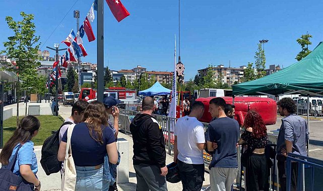 Gökyüzünde adrenalin dolu anlar: Çanakkale türküsünü söyledi