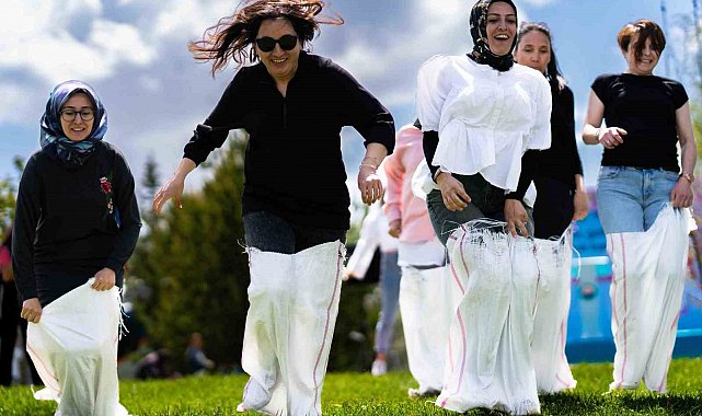 Gölbaşı'nda anneler günü kutlamaları renkli görüntülere sahne oldu