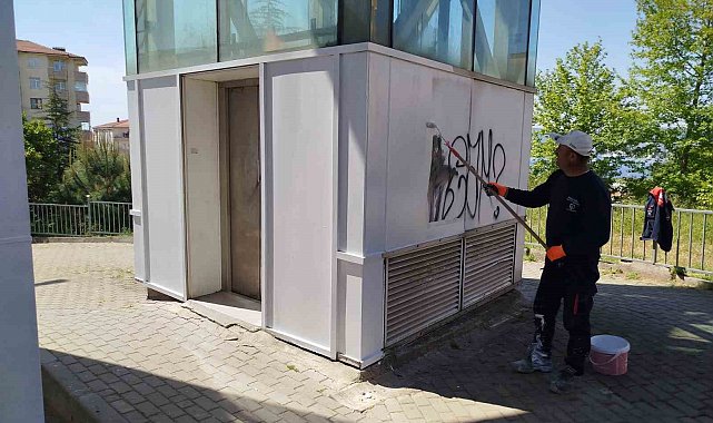 Gölcük'te üst geçitlerin bakımı yapılıyor