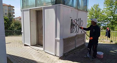 Gölcük'te üst geçitlerin bakımı yapılıyor