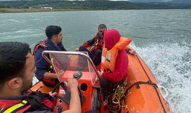 Göle botla açılan ve mahsur kalan 2 kişi AFAD ekiplerince kurtarıldı