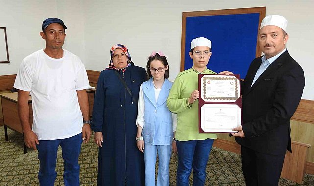 Görme engelli depremzede genç 15 ayda hafız oldu