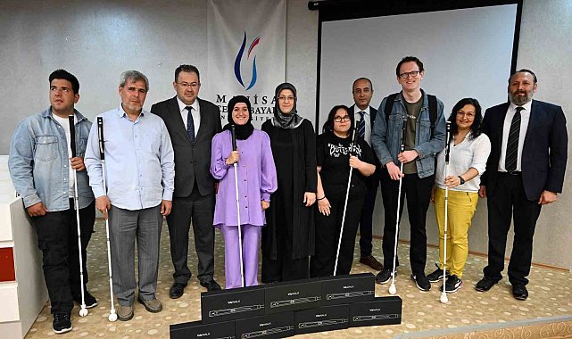 Görme engelli öğrencilere akıllı bastonlar hediye edildi