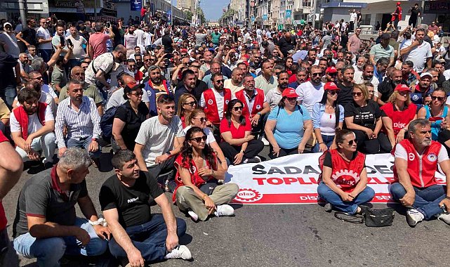 Grevde olan İzmir Büyükşehir çalışanlarından dev yürüyüş