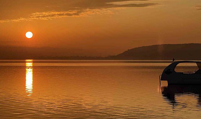Gün doğumu ve güneşin göle yansıttığı yakamoz mest etti