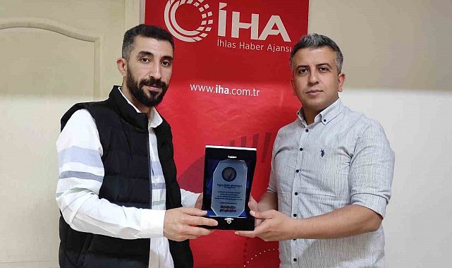 Güneşin Çocukları Spor Kulübü'nden İHA muhabirine plaket