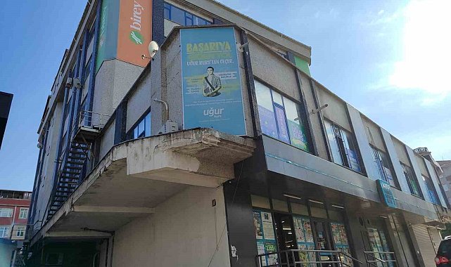 Güngören'de binada asılı reklam panosu düştü, panik yaşandı