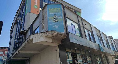 Güngören'de binada asılı reklam panosu düştü, panik yaşandı