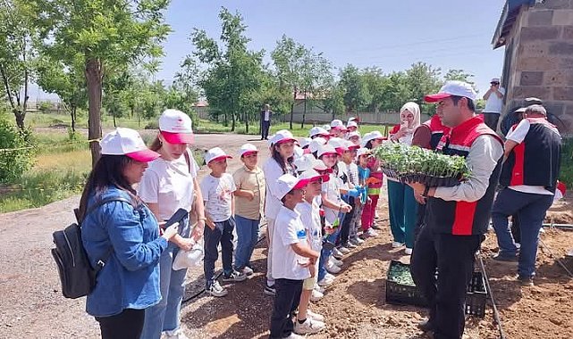 Güroymaklı öğrencilere uygulamalı tarım eğitimi