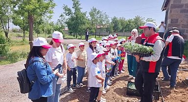 Güroymaklı öğrencilere uygulamalı tarım eğitimi