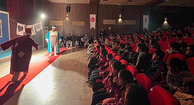 Gürpınarlı çocuklar ilk defa tiyatroyla buluştu