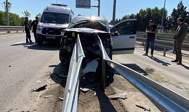 Hafif ticari araç bariyere saplandı