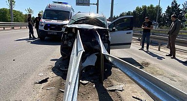 Hafif ticari araç bariyere saplandı