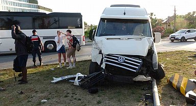 Hafif ticari araç ile tur aracı çarpıştı, 3'ü turist 4 kişi yaralandı