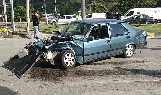Hafif ticari araç otomobille çarpıştı: 2 yaralı