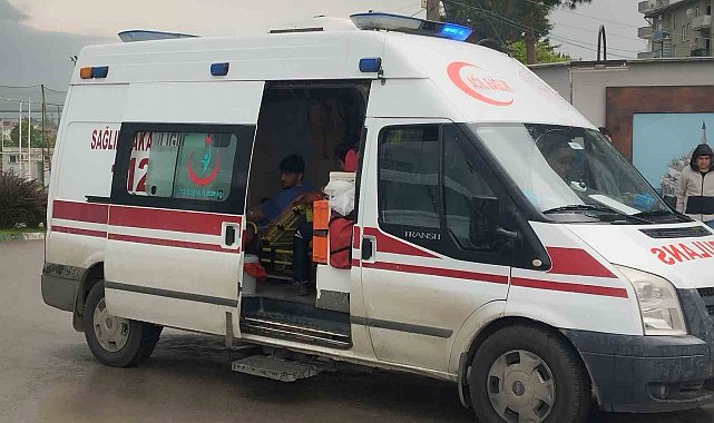 Hafif ticari aracın çarptığı motosikletli yaralandı