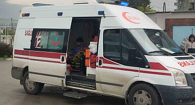 Hafif ticari aracın çarptığı motosikletli yaralandı