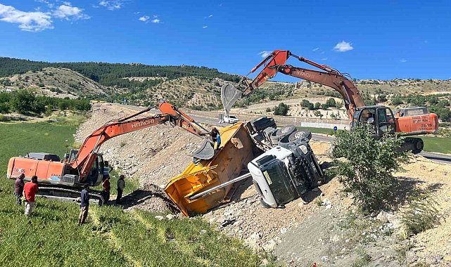 Hafriyat kamyonu devrildi: 1 yaralı