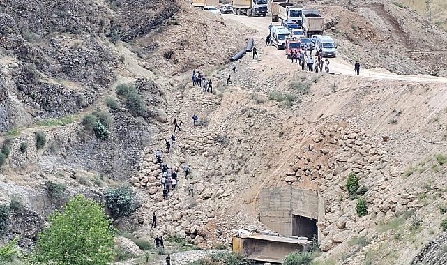 Hafriyat kamyonu devrildi: 1 yaralı