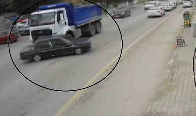 Hafriyat kamyonu, otomobili oyuncak araba gibi önüne aldı: O anlar kamerada