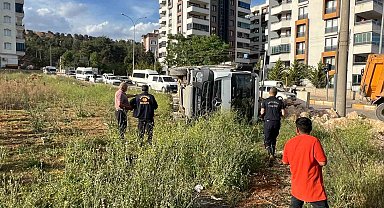 Hafriyat yüklü kamyon devrildi: 1 yaralı
