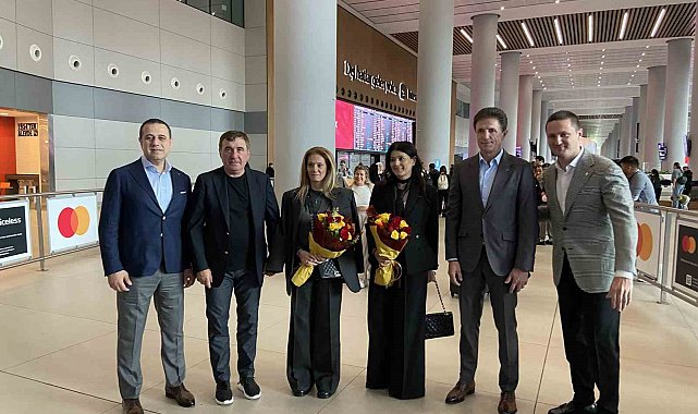 Hagi ile Popescu, İstanbul Havalimanı'nda çiçeklerle karşılandı