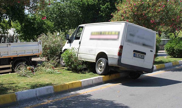 Hakimiyeti kaybolan minibüs refüjde asılı kaldı